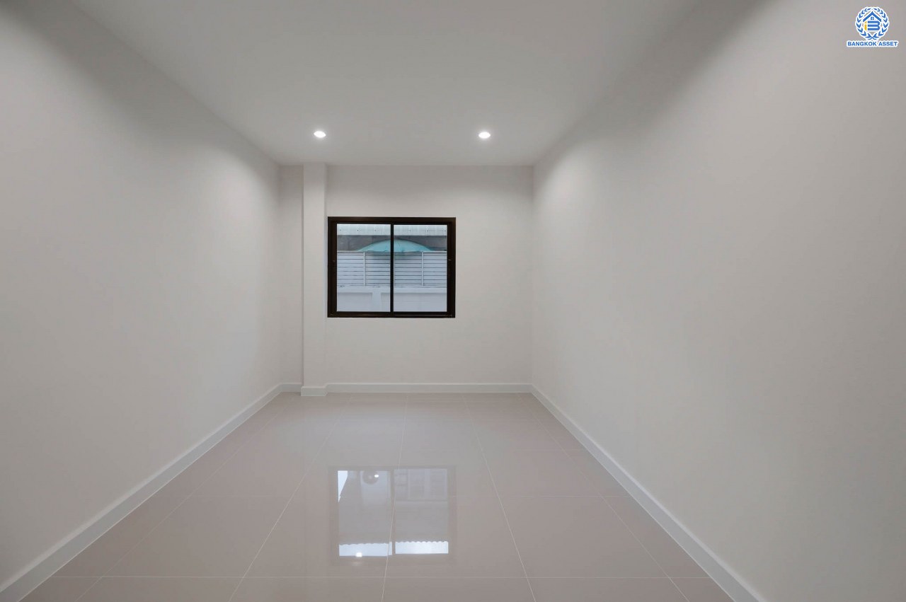 บ้านมือสองตกแต่งใหม่ โครงการ ลภาวัน9 ชัยพฤกษ์-ปากเกร็ด เนื้อที่ 71.9 ตร.ว. ฟังก์ชัน 3 ห้องนอน 3 ห้องน้ำ 1 ห้องอเนกประสงค์ 2 ที่จอดรถ ภายในบ้านกว้างขวาง ตอบโจทย์ทุกคนในครอบครัว บนทำเลที่ดีที่สุด เดินทางสะดวก เชื่อมต่อเมือง ใกล้เซ็นทรัลแจ้งวัฒนะ โรบินสัน ไลฟ์ไตล์ ราชพฤกษ์ และรถไฟฟ้าสายสีม่วง "สถานีบางพลู"